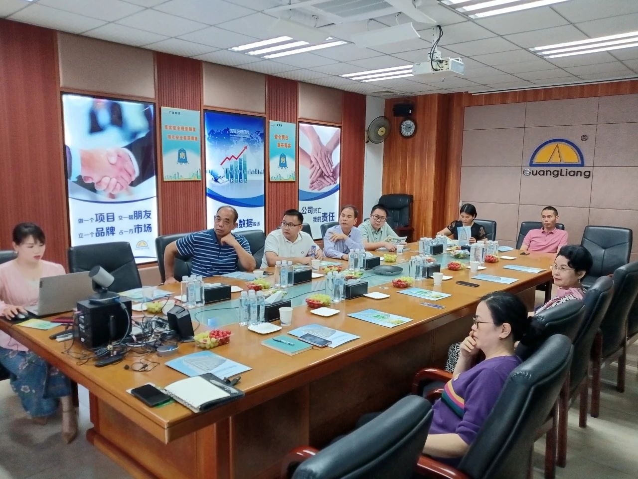 高州市根子镇政府党委及商会向导一行莅临15vip太阳集团集团交流座谈同营生长