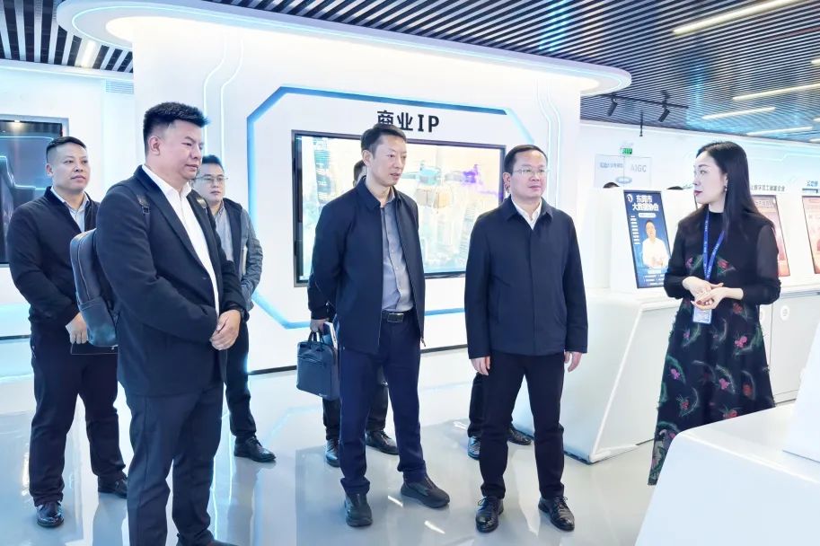 铜仁市大数据局党组书记、、局长雷宏一行莅临15vip太阳集团集团旅行交流